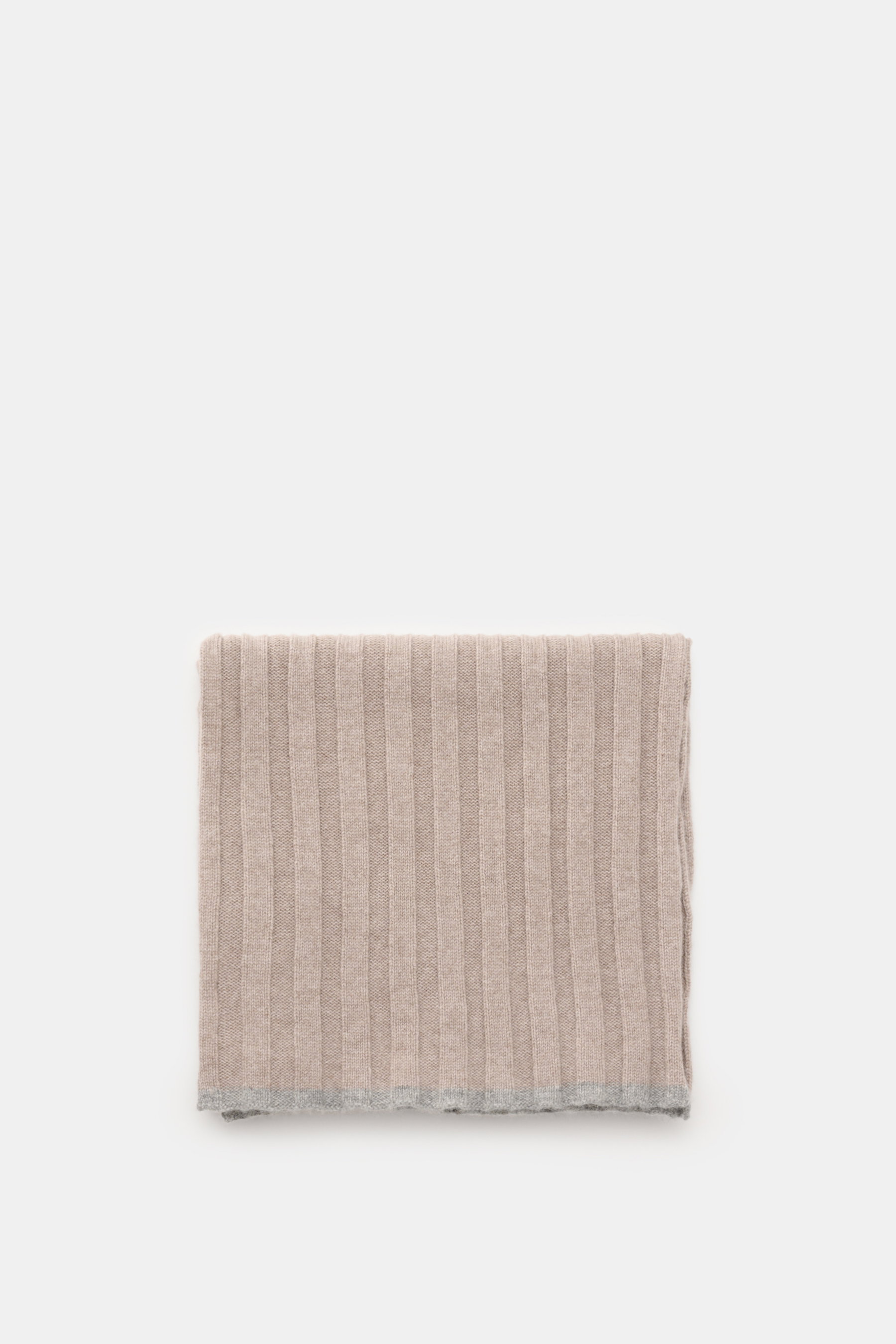 Brunello Cucinelli Cashmere Schal taupe meliert, gefaltet, breites Rippstrickmuster, weiche Textur, kontrastfarbige Kanten, von oben fotografiert.