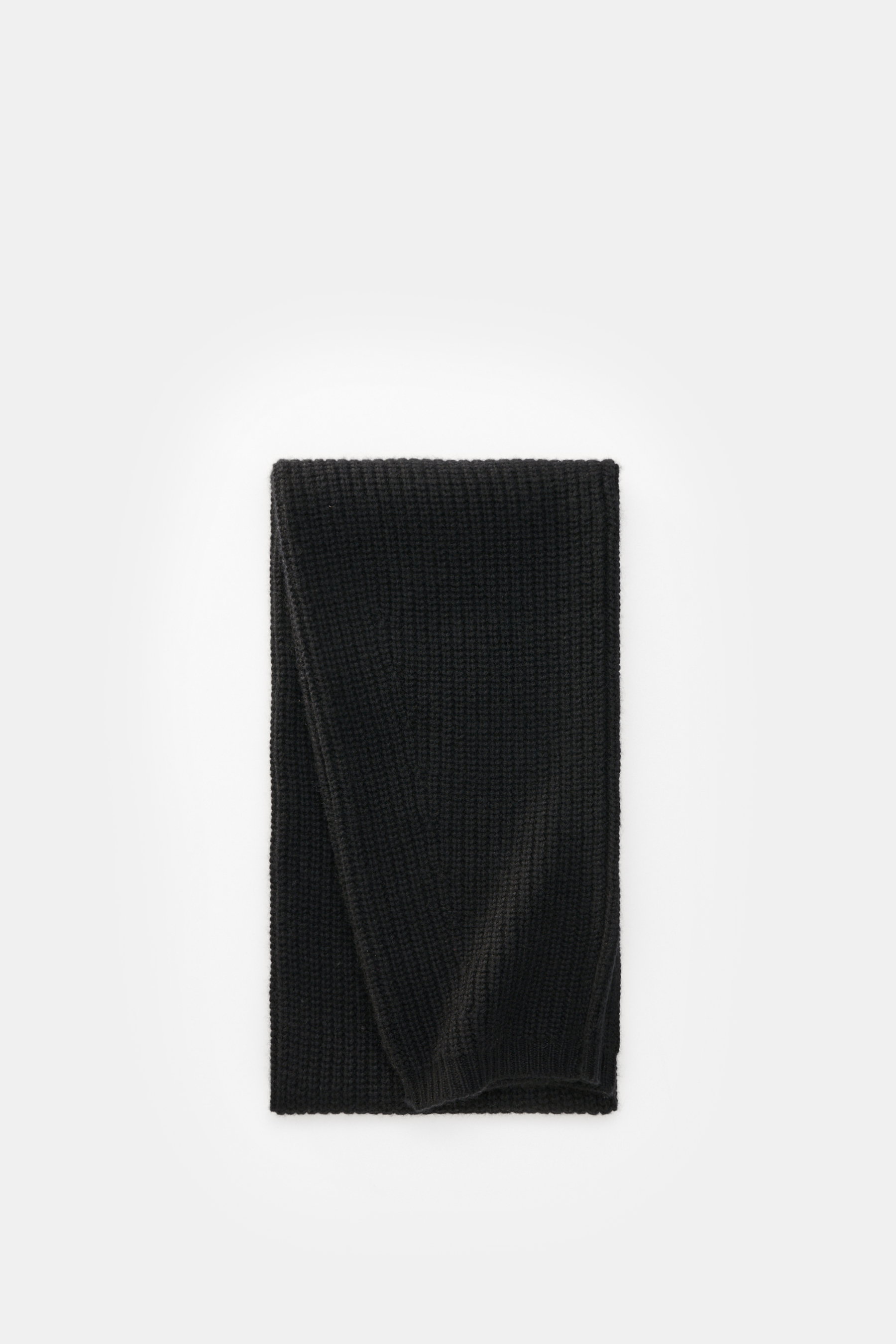 Lisa Yang Cashmere Schal 'Marseille' schwarz, voluminös gerippt, mittelfein, superweich, Patent-Strick, offene Abschlüsse, flach von oben fotografiert.