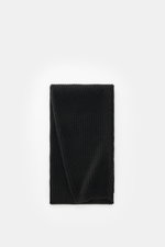 Lisa Yang Cashmere Schal 'Marseille' schwarz, voluminös gerippt, mittelfein, superweich, Patent-Strick, offene Abschlüsse, flach von oben fotografiert.