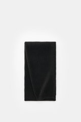 Lisa Yang Cashmere Schal 'Marseille' schwarz, voluminös gerippt, mittelfein, superweich, Patent-Strick, offene Abschlüsse, flach von oben fotografiert.