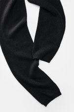 Lisa Yang Cashmere Schal 'Marseille' schwarz, voluminös, gerippt, offen, superweich, aus reiner Cashmere, von oben fotografiert, ca. 170x23 cm.
