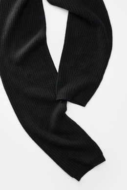 Lisa Yang Cashmere Schal 'Marseille' schwarz, voluminös, gerippt, offen, superweich, aus reiner Cashmere, von oben fotografiert, ca. 170x23 cm.