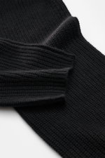 Lisa Yang Cashmere Schal 'Marseille' schwarz, voluminös, patentgestrickt, mittelfein, superweich, offene Rippabschlüsse, Detailaufnahme von oben