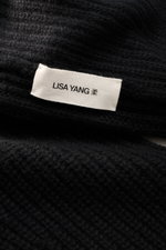 Lisa Yang Cashmere Schal 'Marseille' schwarz in Nahaufnahme von oben, voluminöses, geripptes Patent-Strickmuster mit Label.