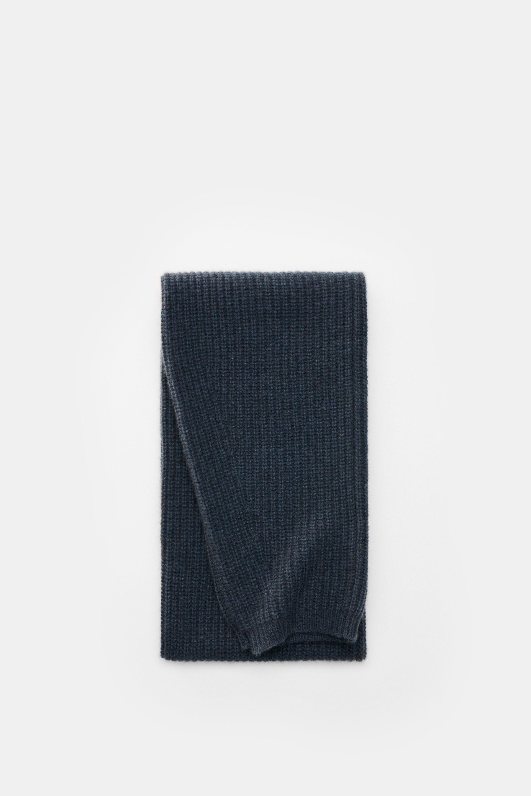 Lisa Yang Cashmere Schal 'Marseille' graublau, voluminös, gerippt, superweich, rechte Draufsicht, 170x23 cm, reine Cashmere-Qualität.