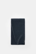 Lisa Yang Cashmere Schal 'Marseille' graublau, voluminös, gerippt, superweich, rechte Draufsicht, 170x23 cm, reine Cashmere-Qualität.