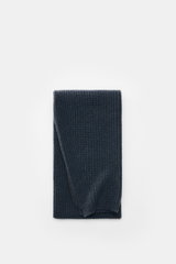 Lisa Yang Cashmere Schal 'Marseille' graublau, voluminös, gerippt, superweich, rechte Draufsicht, 170x23 cm, reine Cashmere-Qualität.