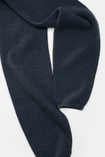 Lisa Yang Cashmere Schal 'Marseille' graublau, voluminös, gerippt, patentgestrickt, offene Rippstrick-Abschlüsse, liegend von oben fotografiert.