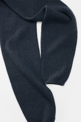 Lisa Yang Cashmere Schal 'Marseille' graublau, voluminös, gerippt, patentgestrickt, offene Rippstrick-Abschlüsse, liegend von oben fotografiert.