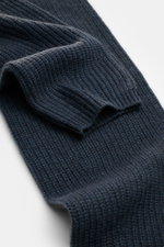 Lisa Yang Cashmere Schal 'Marseille' graublau in Nahaufnahme, voluminös, gerippt und röhrenförmig, weicher reiner Cashmere mit offener Rippstrickkante.