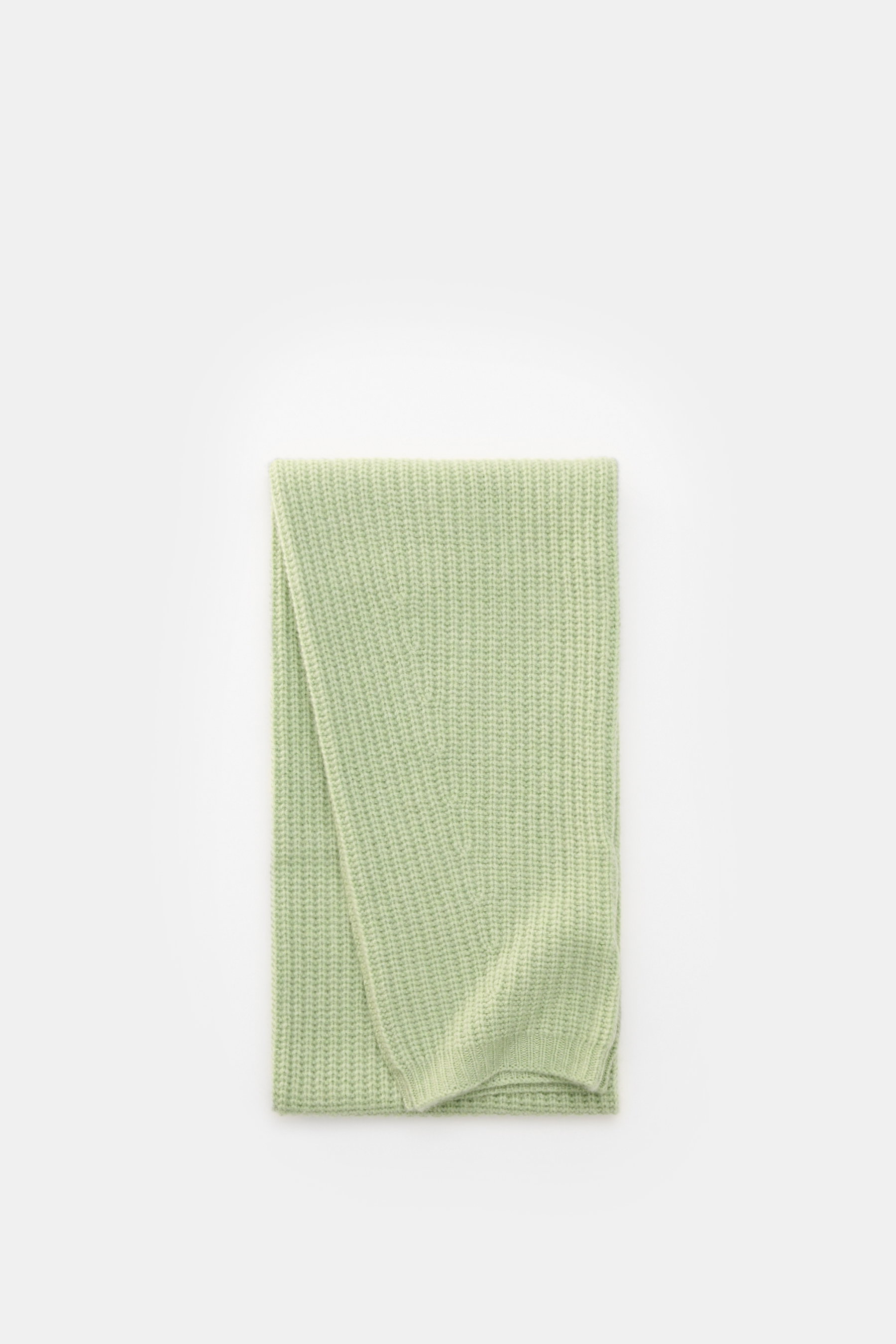 Lisa Yang Cashmere Schal 'Marseille' hellgrün, voluminös gerippt, röhrenförmig, weich, mittelfein, Patent-Strick, 170x23 cm, Frontansicht.