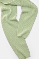 Top-down view of Lisa Yang Cashmere scarf 'Marseille' light green, displaying its voluminous ribbed texture and open rib knit cuffs.

Description:  
A luxurious accessory: The scarf 'Marseille' in voluminous cashmere from Swedish label LISA YANG has a dis