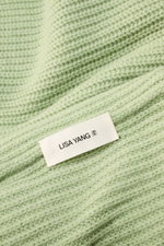 Close-up front view of Lisa Yang Cashmere scarf 'Marseille' light green showing its ribbed texture and white brand label.

Description:  
<p>A luxurious accessory: The scarf 'Marseille' in voluminous cashmere from Swedish label LISA YANG has a distinctive