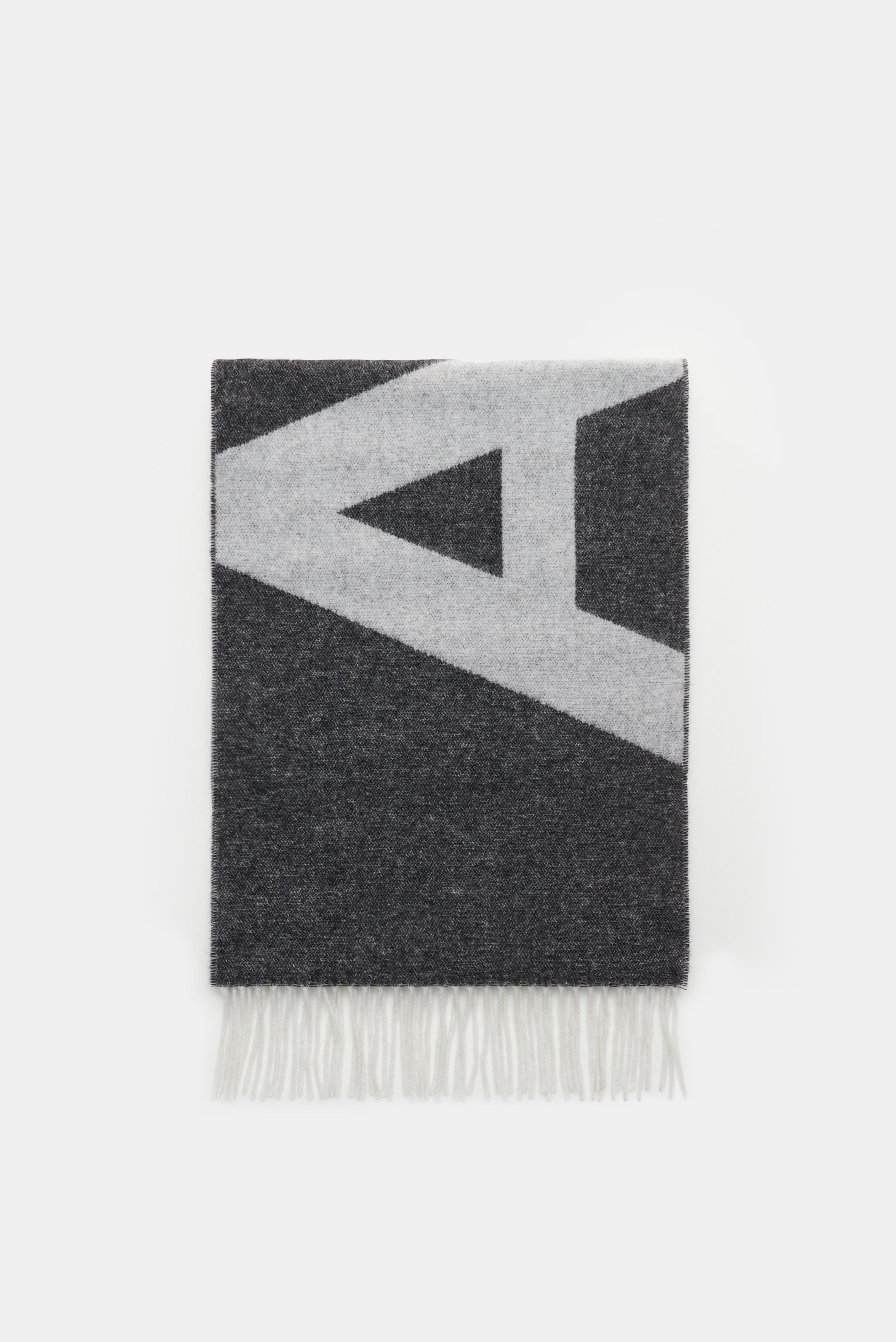A.P.C. Schal schwarz/offwhite, von oben fotografiert, Mix aus Wolle und Microfaser, weicher Griff, Doubleface-Design, großes A.P.C.-Logo, Fransen, ca. 205x38 cm.