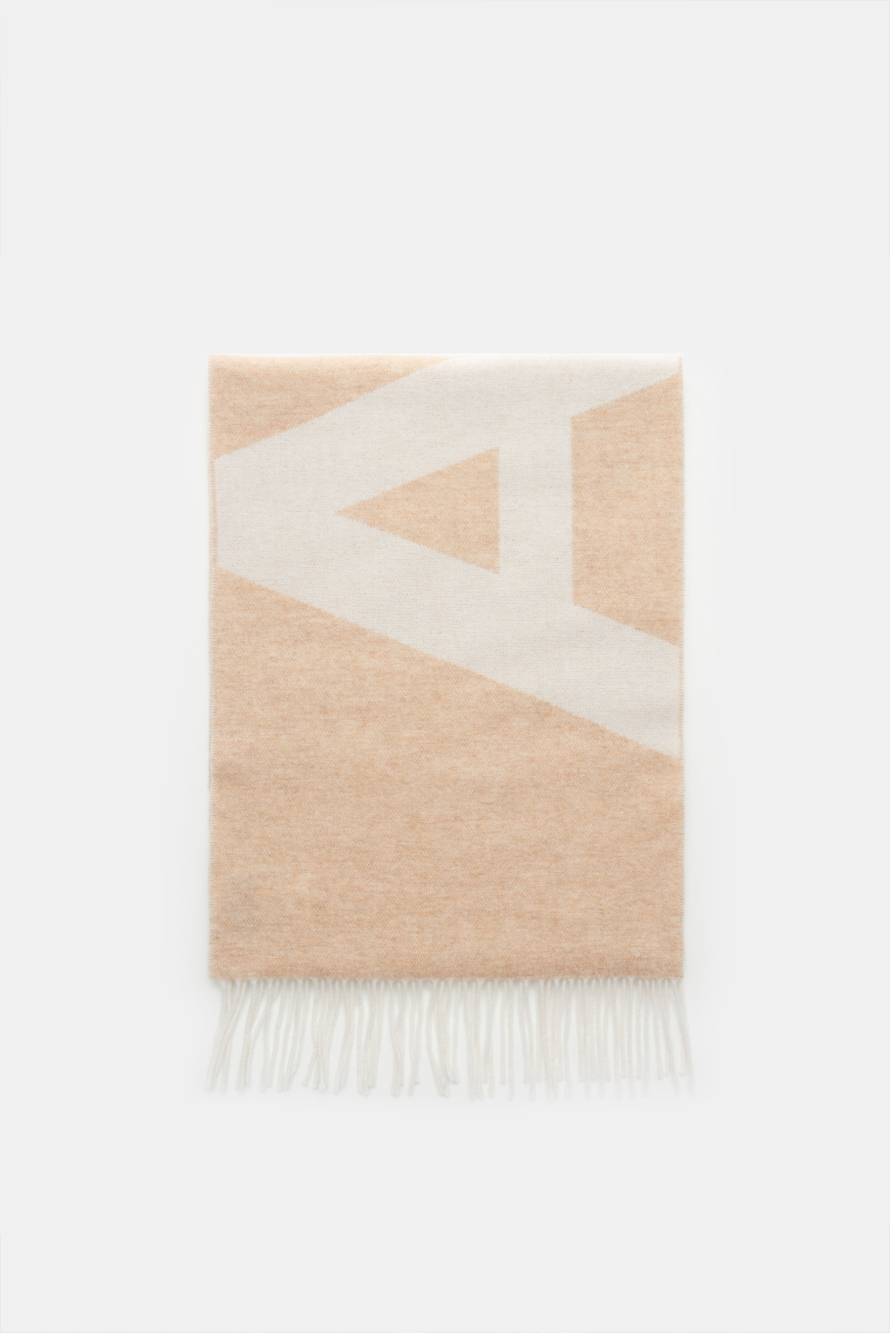A.P.C. Schal beige/creme, liegend von oben fotografiert, Mix aus Wolle und Microfaser, weicher Griff, Doubleface, A.P.C.-Logo, Fransensaum, ca. 205x38 cm.