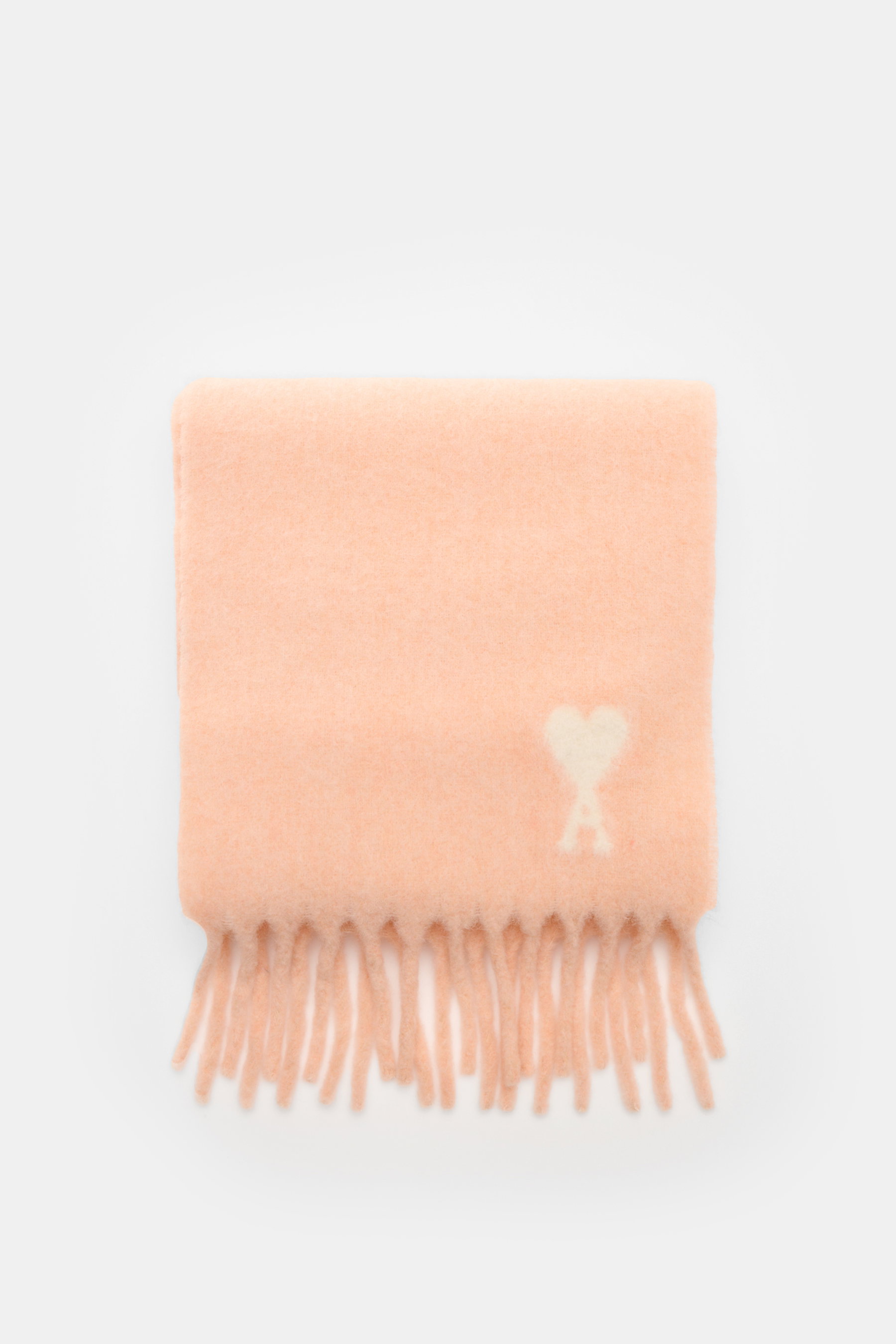 Gefalteter Ami Paris Schal rosé aus supersoftem Alpakawoll-Mix mit beidseitiger Fransenkante und kleinem Herz-Monogramm, von oben fotografiert.