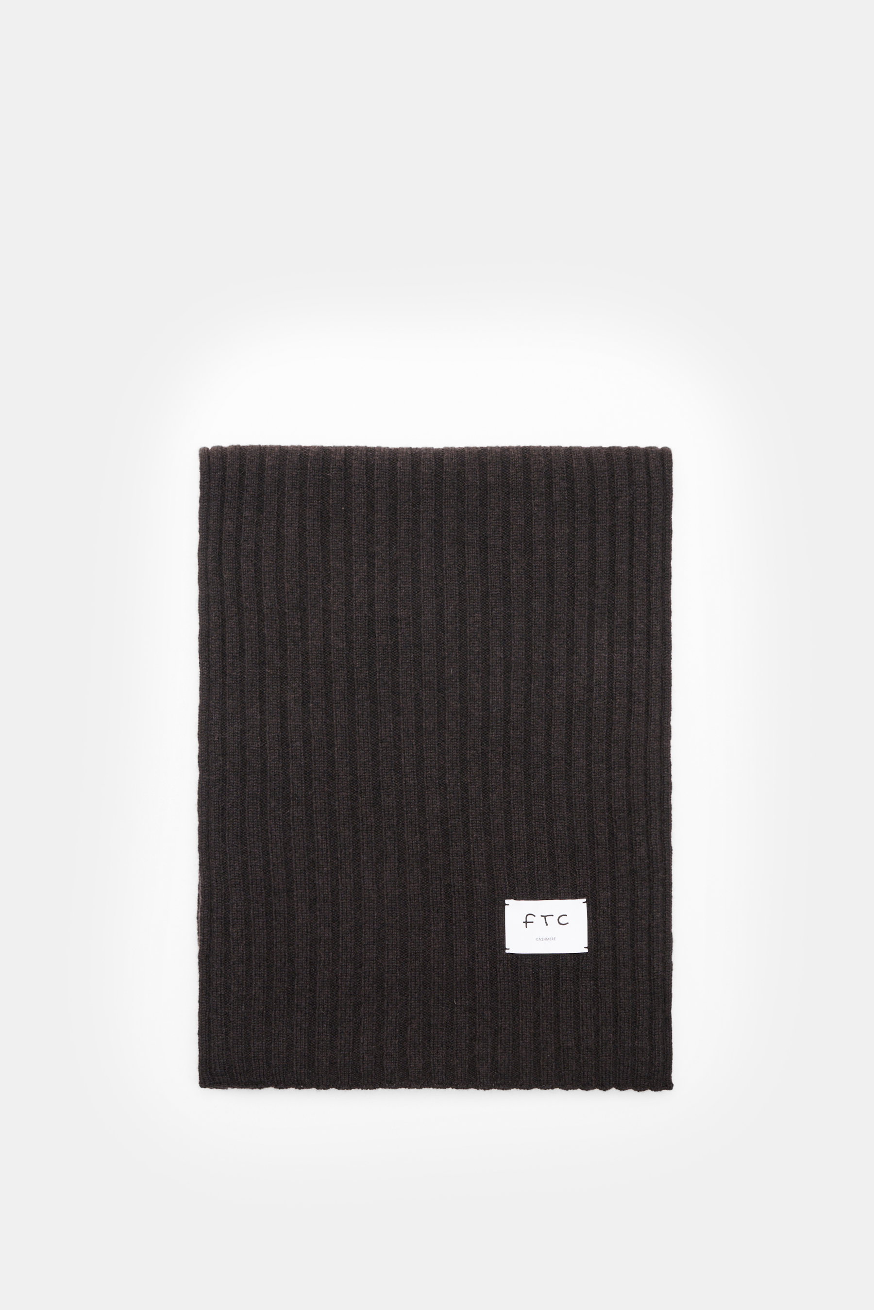 FTC Cashmere Schal dunkelbraun, flach liegend von oben fotografiert, breites Rippstrickmuster, weicher Griff, großes Weblabel mit Logo.