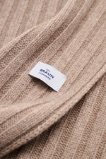 Nahaufnahme des von Braun Cashmere Schal beige meliert aus reinem mongolischen Cashmere mit klassischem Rippstrick-Design und weichem Griff, fotografiert aus schräger Perspektive.