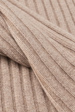 Nahaufnahme aus schräger Perspektive des von Braun Cashmere Schal beige meliert mit klassischem Rippstrick-Design, feinem Strickbild und weichem Griff.