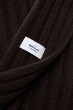 Nahaufnahme aus schräger Perspektive des von Braun Cashmere Schal dunkelbraun in klassischem Rippstrick-Design, weicher Griff, feines Strickbild, reiner Cashmere.