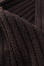 Nahaufnahme aus schräger Perspektive des von Braun Cashmere Schal dunkelbraun mit klassischem Rippstrick-Design, weichem Griff und feinem Strickbild.