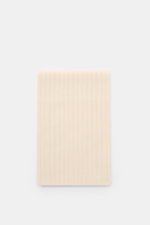 von Braun Cashmere Schal offwhite, flach liegend fotografiert, reiner mongolischer Cashmere, weicher Griff, feines Rippstrick-Design, ca. 169x25 cm