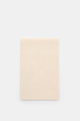 von Braun Cashmere Schal offwhite, flach liegend fotografiert, reiner mongolischer Cashmere, weicher Griff, feines Rippstrick-Design, ca. 169x25 cm