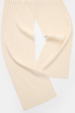 von Braun Cashmere Schal offwhite, liegend von oben fotografiert, zeigt klassisches Rippstrick-Design aus reinem, weichem mongolischem Cashmere, ca. 169x25 cm