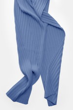 Alt tag (124 characters):  
von Braun Cashmere scarf blue mottled in classic rib knit, soft pure cashmere, photographed from above lying flat.

Additional description:  
<p>This timeless VON BRAUN scarf made of pure Mongolian cashmere in distinctive rib k