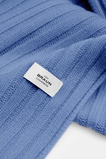 Alt tag (125 characters max):
Close-up angled view of von Braun Cashmere scarf blue mottled in classic rib knit with white brand label.

Description:
<p>This timeless VON BRAUN scarf made of pure Mongolian cashmere in distinctive rib knit protects against