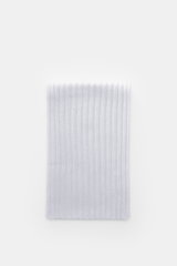 Von oben fotografiert: von Braun Cashmere Schal hellblau aus reinem mongolischem Cashmere, weicher Griff, klassisches Rippstrick-Design, 169x25 cm.