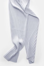 Von oben fotografierter von Braun Cashmere Schal hellblau aus reinem mongolischem Cashmere, weich, feines Rippstrick-Design, ca. 169x25 cm.
