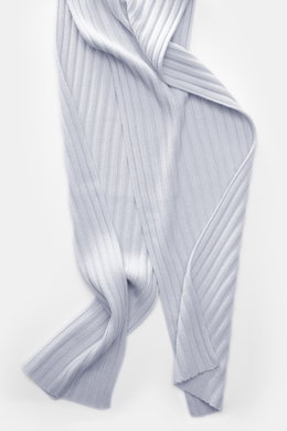 Von oben fotografierter von Braun Cashmere Schal hellblau aus reinem mongolischem Cashmere, weich, feines Rippstrick-Design, ca. 169x25 cm.