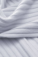 von Braun Cashmere Schal hellblau aus reinem mongolischen Cashmere in klassischem Rippstrick, Detailaufnahme von oben mit weichem Griff und feinem Strickbild.