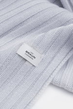 von Braun Cashmere Schal hellblau aus reinem mongolischem Cashmere, klassisches Rippstrick-Design, weicher Griff, Detailaufnahme mit Label aus seitlicher Perspektive.