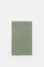 Von oben fotografierter von Braun Cashmere Schal graugrün aus reinem mongolischen Cashmere mit klassischem Rippstrick-Design, weich und fein.