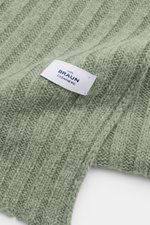 Nahaufnahme des von Braun Cashmere Schal graugrün in klassischem Rippstrick-Design aus reinem mongolischem Cashmere mit weichem Griff, fotografiert von oben.