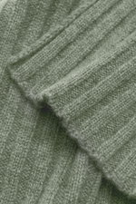Nahaufnahme des von Braun Cashmere Schal graugrün in klassischem Rippstrick-Design aus weichem, reinem mongolischem Cashmere, ca. 169x25 cm.