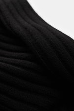 von Braun Cashmere Schal schwarz in klassischem Rippstrick-Design, Detailaufnahme schräg von oben, feines Strickbild, weicher Griff, ca. 169x25 cm