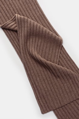 Close-up top view of the von Braun Cashmere scarf brown mottled in classic rib knit, showing fine texture and soft feel.

<p>This timeless VON BRAUN scarf made of pure Mongolian cashmere in distinctive rib knit protects against bad weather. Drape it casua