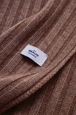 Close-up top-down view of the von Braun Cashmere scarf brown mottled, showing its classic rib knit texture and brand label.

Description: <p>This timeless VON BRAUN scarf made of pure Mongolian cashmere in distinctive rib knit protects against bad weather