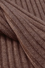 Close-up top-down view of the von Braun Cashmere scarf brown mottled showing its classic rib knit pattern and soft texture.

<p>This timeless VON BRAUN scarf made of pure Mongolian cashmere in distinctive rib knit protects against bad weather. Drape it ca