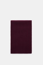 von Braun Cashmere Schal bordeaux, liegend von oben fotografiert, reiner Cashmere, weicher Griff, feines Rippstrick-Design, Maße ca. 169x25 cm