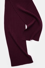 von Braun Cashmere Schal bordeaux in klassischem Rippstrick-Design, feines Strickbild, weicher Griff, liegend fotografiert, Maße ca. 169x25 cm