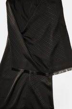 Alt tag (125 characters max):
Emporio Armani Schal schwarz with subtle striped pattern, soft texture, narrow fringe, shown from above folded flat.

Additional description:
<p>Zeitloses Accessoire mit italienischer Raffinesse: Der Schal von EMPORIO ARM