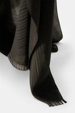 Alt tag (max 125 characters):
Close-up front view of Emporio Armani Schal schwarz with striped weave, soft texture, and narrow fringed edges.

Detailed description:
<p>Zeitloses Accessoire mit italienischer Raffinesse: Der Schal von EMPORIO ARMANI ver