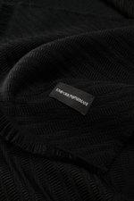 Close-up photo of the Emporio Armani Scarf black from a top-down angle showing pure virgin wool, soft textured feel, distinctive striped weave pattern, all-around fringed edge, dimensions approx. 180 cm x 38 cm.