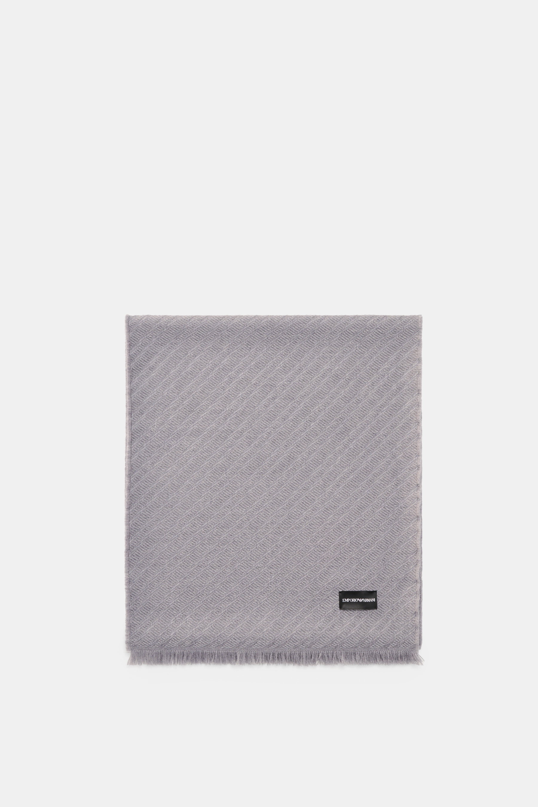 Emporio Armani Schal grau, von oben fotografiert, reine Schurwolle, weicher Griff, markantes Streifen-Webmuster, Fransenkante, 180x38 cm.