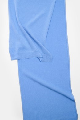 04651/ A trip in a bag Cashmere Schal blau, liegend von oben fotografiert, reiner Cashmere, weicher Griff, Rippstrickkanten, ca. 162x34 cm.