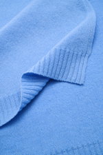 04651/ A trip in a bag Cashmere Schal blau, weicher Griff, reine Cashmere, Kanten in Rippstrick, Detailaufnahme von oben, Maße ca. 162x34 cm.